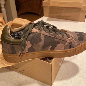 VH green camo sneakers. Like new.